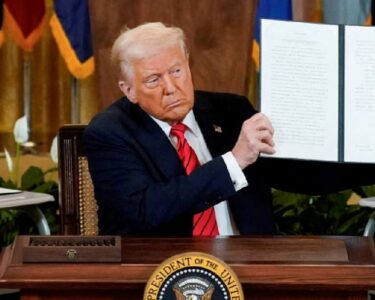 Trump 12 ülke vatandaşlarının ABD'ye girişini yasakladı - Son Dakika Dünya Haberleri