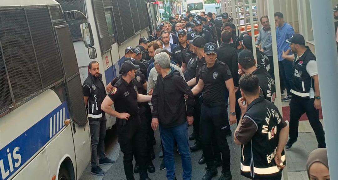 Yarına kalır ama yanınıza kalmaz” diyerek tepki gösterdi! Ekrem İmamoğlu’ndan ‘gözlatı fotoğrafı’ eleştirisi: “Savaş suçlusu gibi dizip…