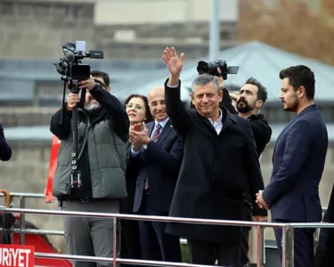 Özgür Özel’in Kayseri çıkışına AK Partili Böhürler’den sert yanıt! Flama skandalını hatırlattı: Ancak ’Kayeri’yi kale yaparsınız