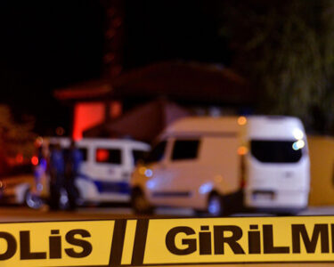 Esenyurt'ta bir rezidansta 2 kişi silahla vurulmuş halde ölü bulundu
