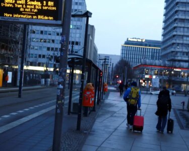 Almanya'da 100 bin işçi iş bıraktı, toplu ulaşım felç oldu