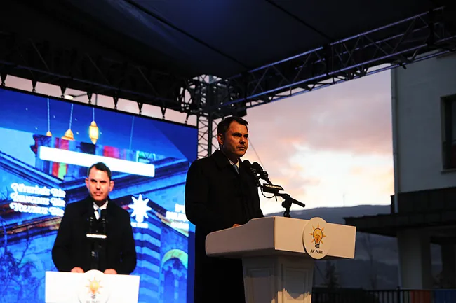 Bakan Kurum, depremzedelerle iftarda buluştu