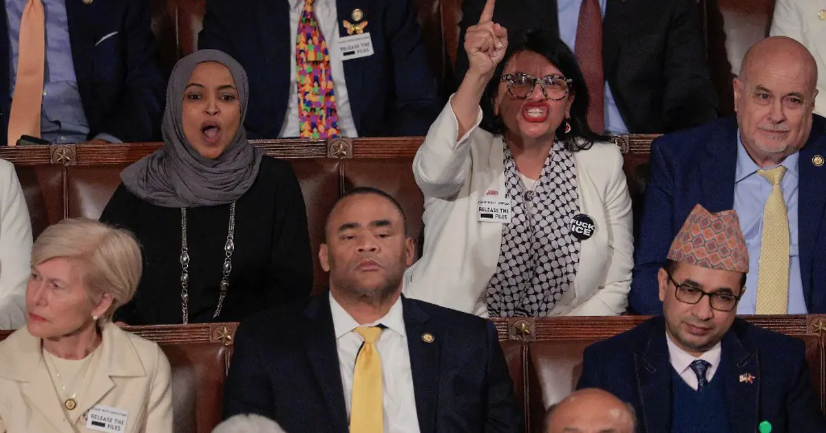 Trump, kendisini protesto eden Müslüman Kongre üyelerinin sınır dışı edilmesini istedi