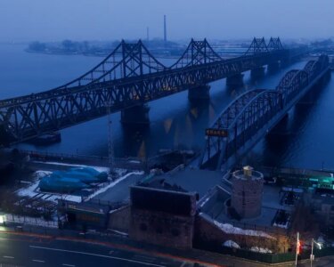 24 saat süren yolculuk. İlk tren 6 yıl sonra Çin'den Kuzey Kore'ye gidiyor