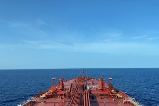 İran, Hürmüz Boğazı’nda geçiş yasağını ihlal eden tankerleri vurdu