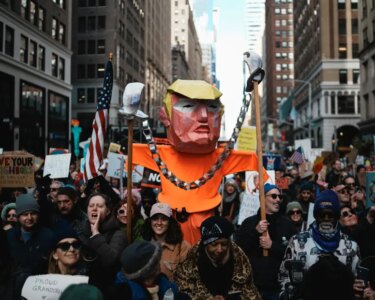 ABD'de milyonlarca kişi sokağa çıktı. Trump'a karşı "Krallara Hayır" protestosu