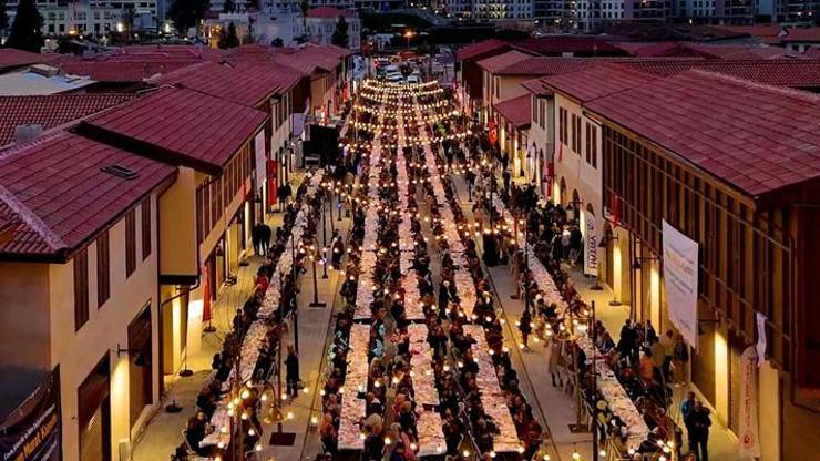 Bakan Kurum Hatay’da iftara katıldı! ‘Yeniden diriliş kavramı bir şehir olsaydı Hatay olurdu’