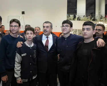 Bakan Tekin, öğrenci ve öğretmenlerle iftarda bir araya geldi