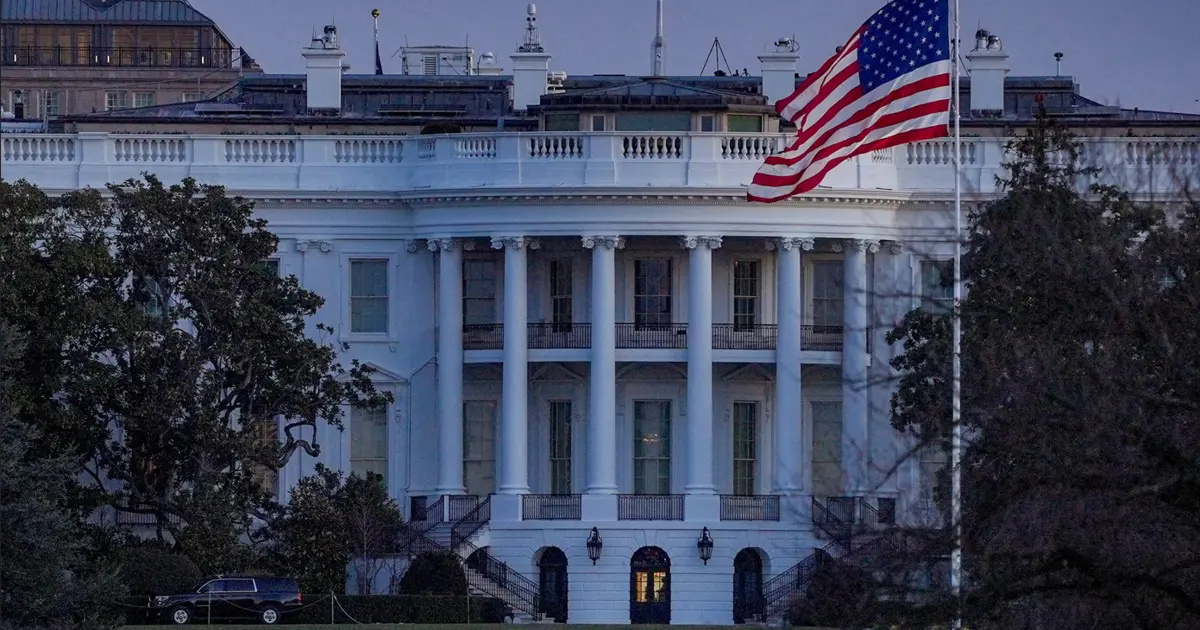 Beyaz Saray’da güvenlik krizi, bir araç barikatı aştı