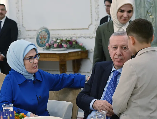 Emine Erdoğan’dan devlet himayesindeki çocuklarla iftar paylaşımı!