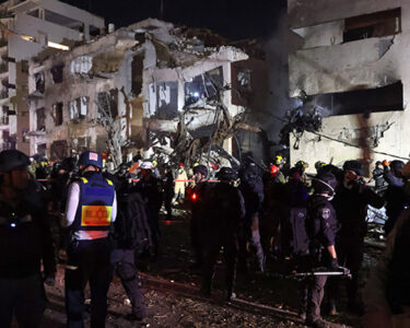 İran füzeleri Tel Aviv'i vurdu