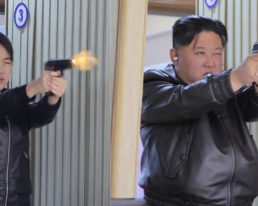 Kuzey Kore: 13 yaşındaki veliaht poligonda atış yaptı