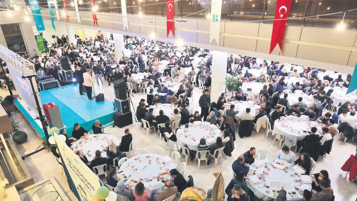 Üniversiteli gençler iftar sofrasında buluştu