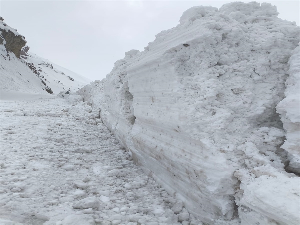 Van-Hakkari yolunda çığ: Ulaşım durdu haberi