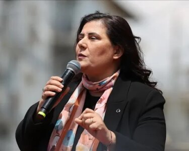 AK Parti'li Sarıbaş’tan CHP lideri Özel’e: Başkanımızın topuk sesleri sizleri ürkütmüş…