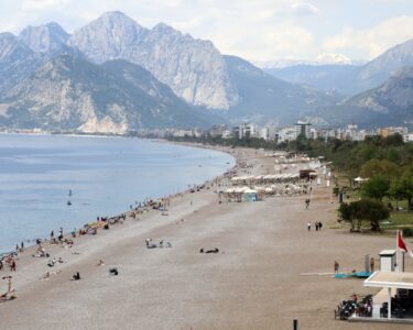 Antalya'da sıcağı gören sahillere koştu haberi