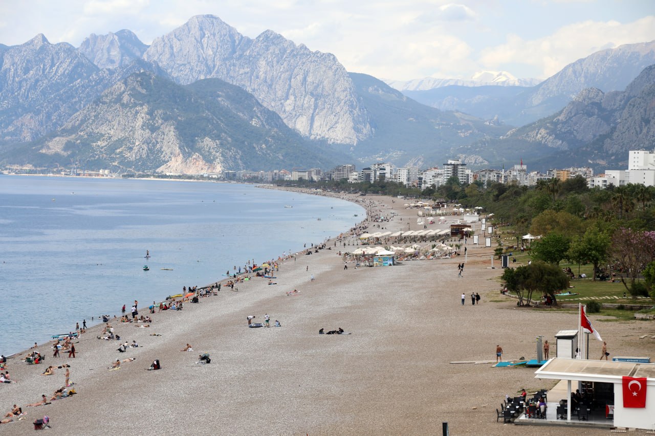 Antalya’da sıcağı gören sahillere koştu haberi