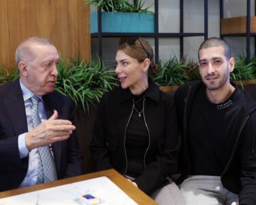 Cumhurbaşkanı Erdoğan, Beyoğlu nda kafede vatandaşlarla sohbet etti 1