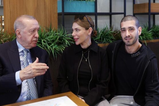 Cumhurbaşkanı Erdoğan, Beyoğlu nda kafede vatandaşlarla sohbet etti 1