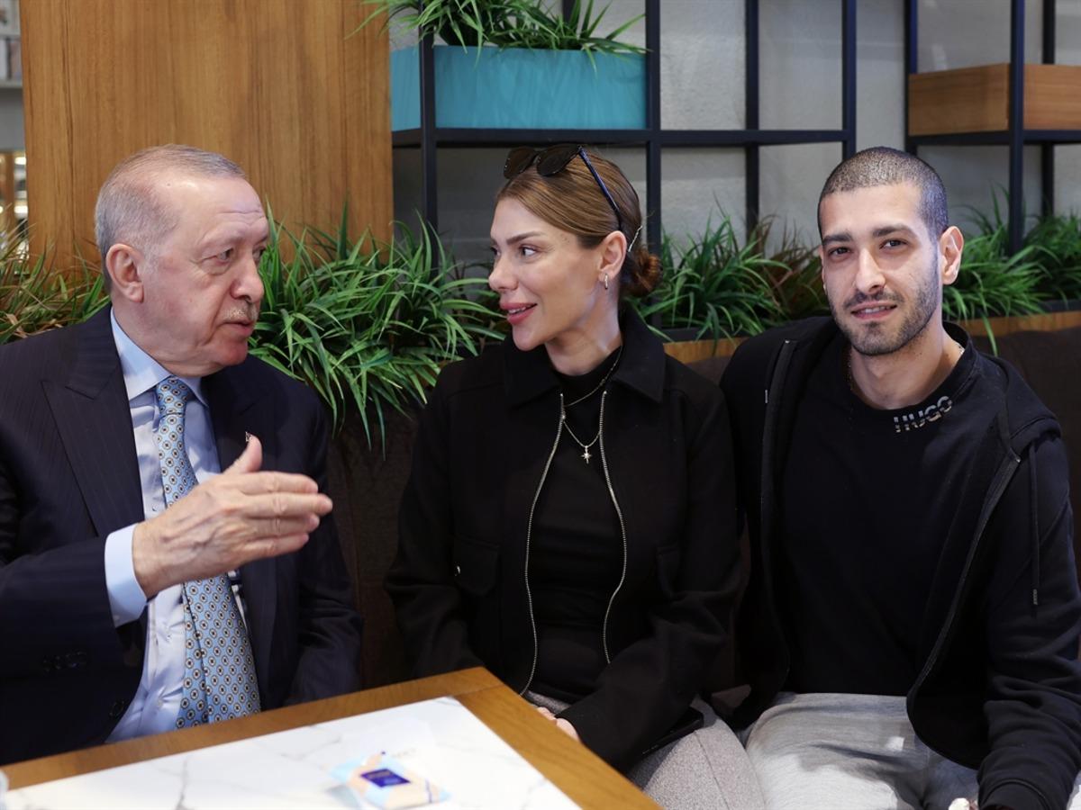 Cumhurbaşkanı Erdoğan, Beyoğlu’nda kafede vatandaşlarla sohbet etti