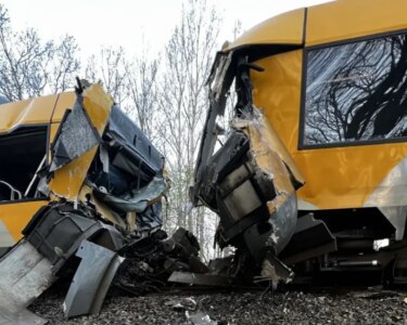 Danimarka’da iki tren kafa kafaya çarpıştı. 4'ü ağır 17 yaralı