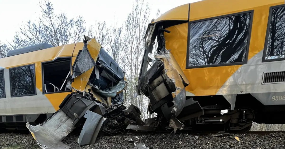 Danimarka’da iki tren kafa kafaya çarpıştı. 4’ü ağır 17 yaralı