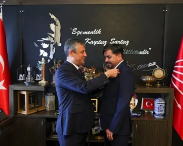 Gazetecilere tehdit trole... Arif Kocabıyık’a Özgür Özel’den rozet