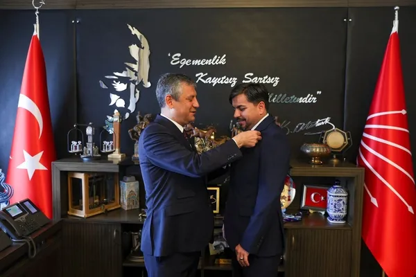 Gazetecilere tehdit trole… Arif Kocabıyık’a Özgür Özel’den rozet