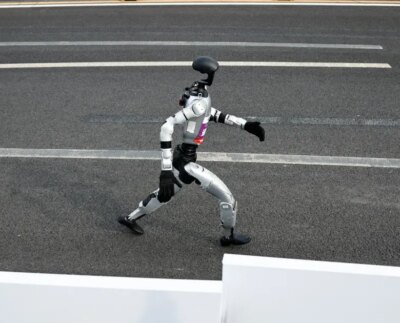 İnsansı robotlar koşu rekorunu 7 dakika farkla kırdı