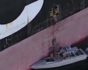 İran iki ticari gemiye el koydu. Baskın düzenlenen gemiler İran kıyılarına çekildi