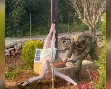 İsrail askerleri Hz. İsa heykelini de balyozla parçaladı