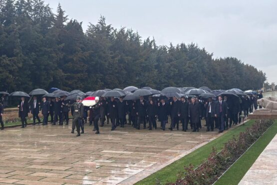 Kurtulmuş başkanlığındaki devlet erkanı Anıtkabir’i ziyaret etti haberi