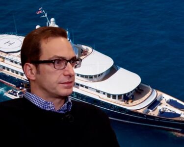 Ömer Koç, dünya yatçılık tarihinin en ikonik teknesiyle denize açıldı