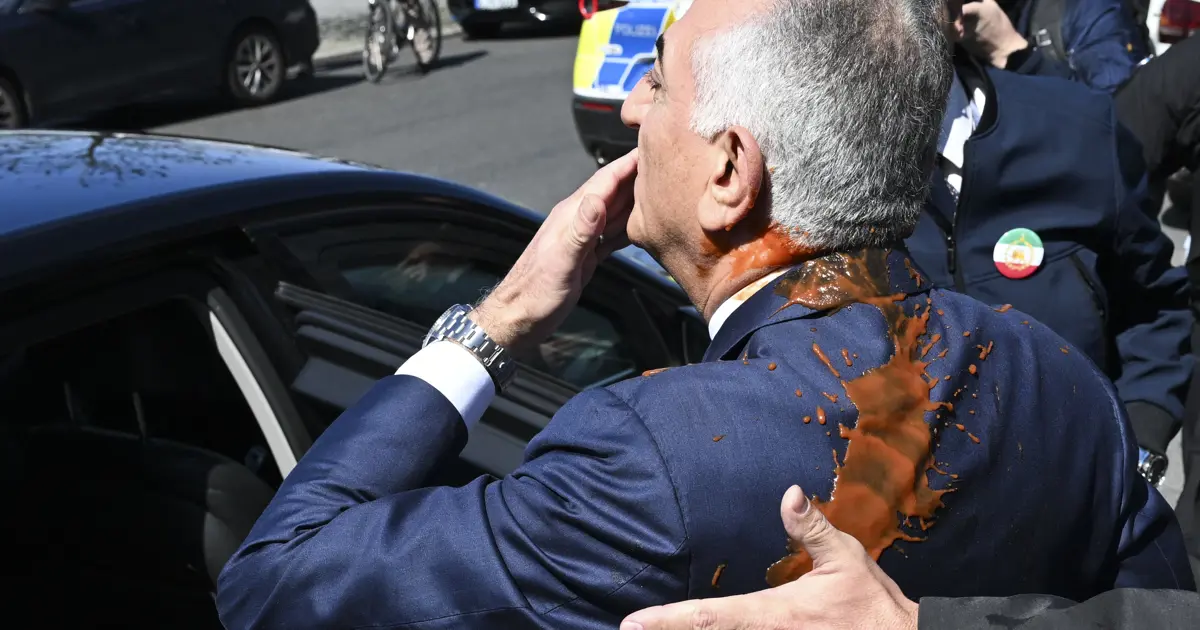 Pehlevi’ye Berlin’de boyalı protesto | NTV Haber