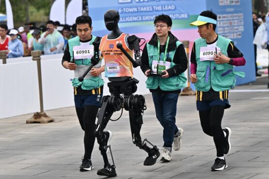 Pekin'de robotlar yarı maraton koştu haberi