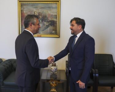 Rozetini Özgür Özel takmıştı! CHP, Arif Kocabıyık ın parti üyelik işlemlerini durdurdu 1