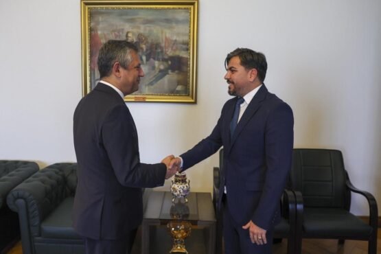 Rozetini Özgür Özel takmıştı! CHP, Arif Kocabıyık ın parti üyelik işlemlerini durdurdu 1