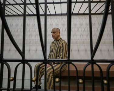 Suriye'de Esad ve kardeşinin gıyabi yargılanması başladı. İşkenceci kuzen kafeste tutuldu