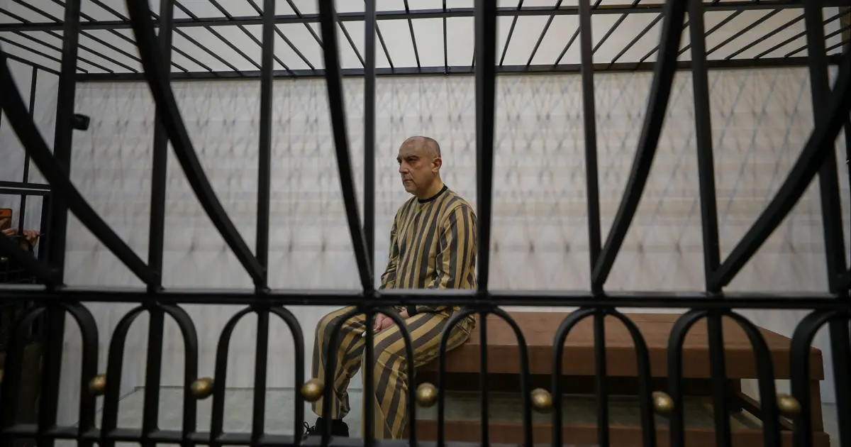 Suriye’de Esad ve kardeşinin gıyabi yargılanması başladı. İşkenceci kuzen kafeste tutuldu