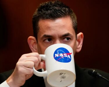 Trump'ın gündemi UFO'lar ve NASA yöneticisinin "kepçe kulakları"