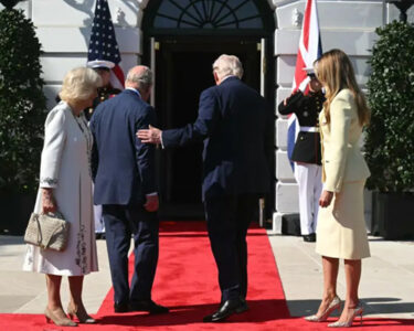 Trump'ın Kral Charles'ın omzuna dokunması tartışma yarattı