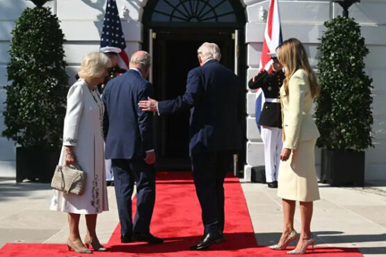 Trump'ın Kral Charles'ın omzuna dokunması tartışma yarattı