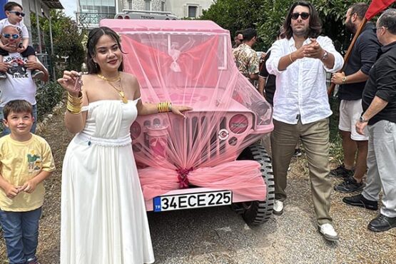 Bodrum'da geline çeyiz sürprizi: Pembe cip haberi