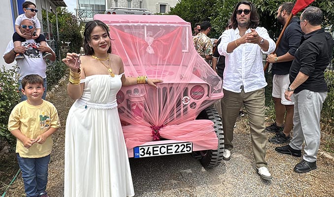 Bodrum’da geline çeyiz sürprizi: Pembe cip haberi