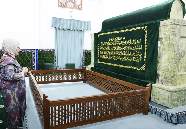 Emine Erdoğan, Kazakistan’da Hoca Ahmet Yesevi Türbesi’ni ziyaret etti