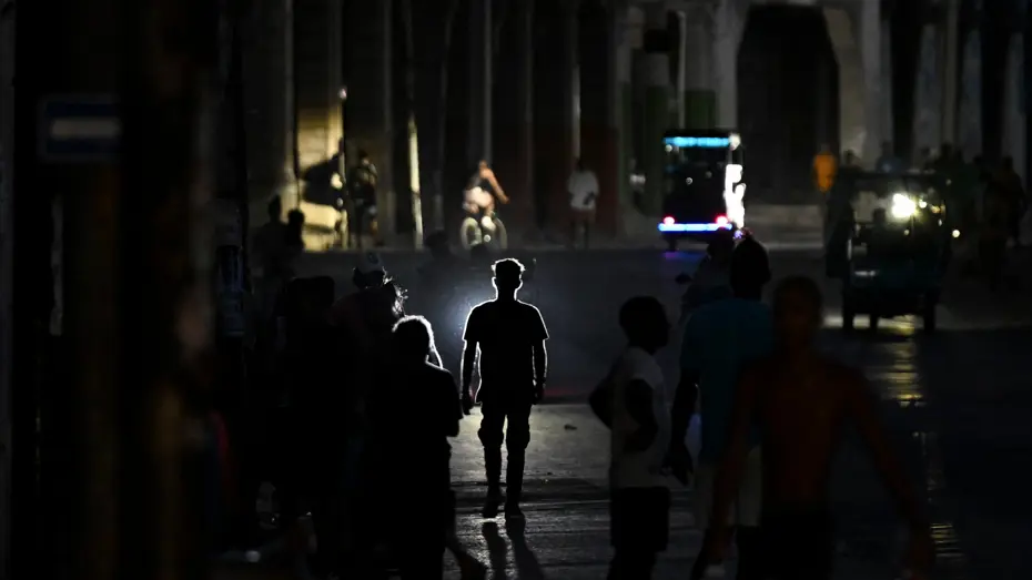 Günde 22 saat elektrik kesiliyor. Protestolar patladı, halk sokaklara döküldü