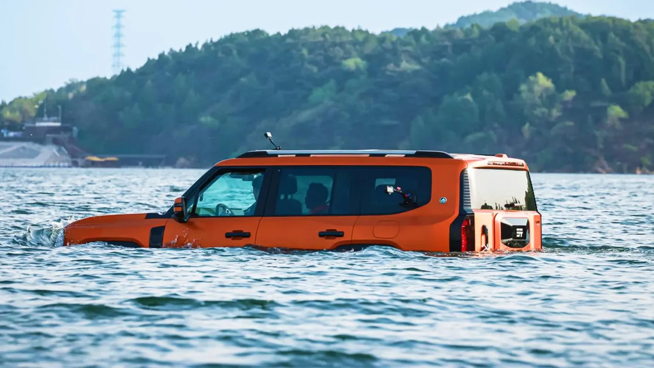 Hem Suda Yüzen Hem Kara Giden SUV