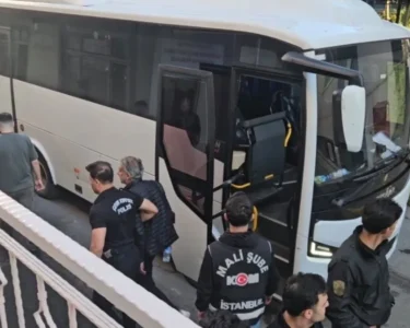 İBB'ye yönelik son dalga operasyonunda gözaltına alınan 12 kişi sağlık kontrolünden geçirildi