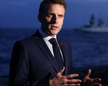 Macron sinirlendi, Kenya'da paneldekilere fırça çekti