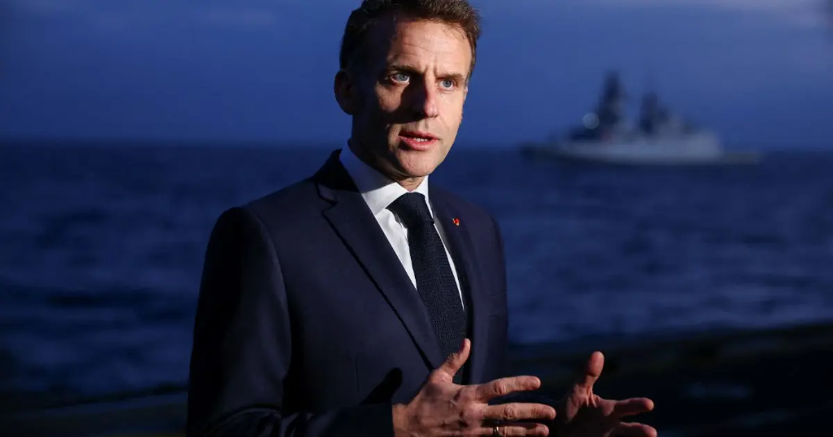 Macron sinirlendi, Kenya’da paneldekilere fırça çekti